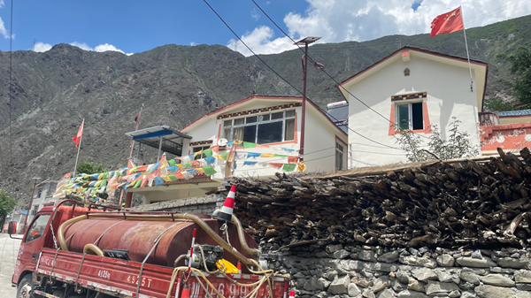 图为四川省阿坝州黑水县色尔古镇五里村新的村落一角.