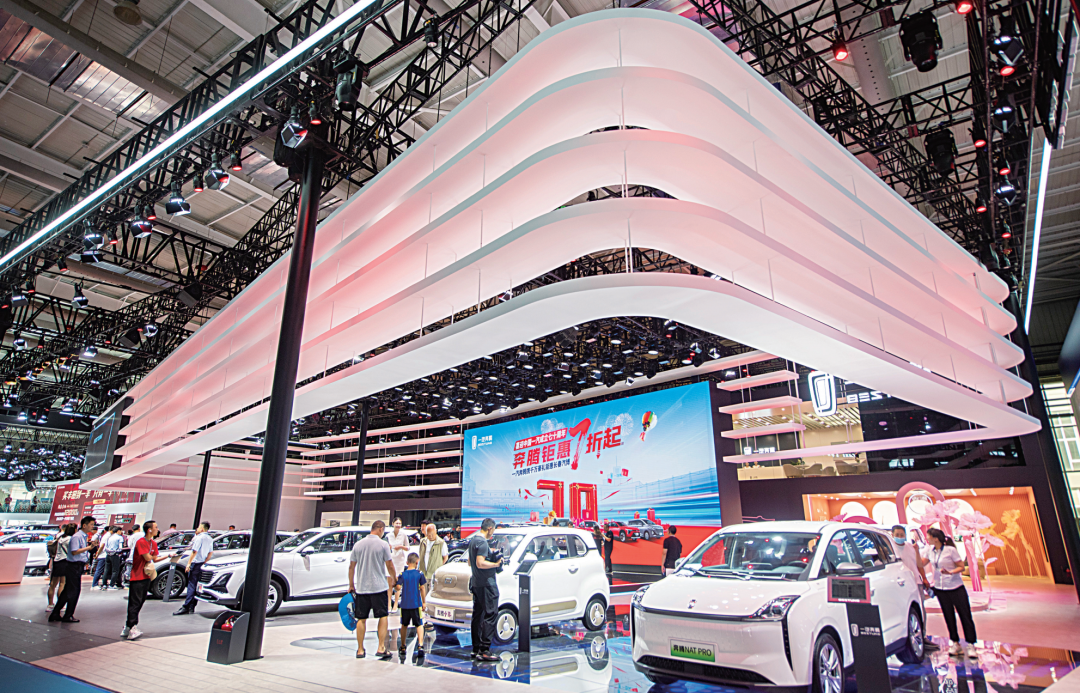 第20届长春国际汽车博览会暨汽车文化生活节奔腾展台吸引了众多参观者