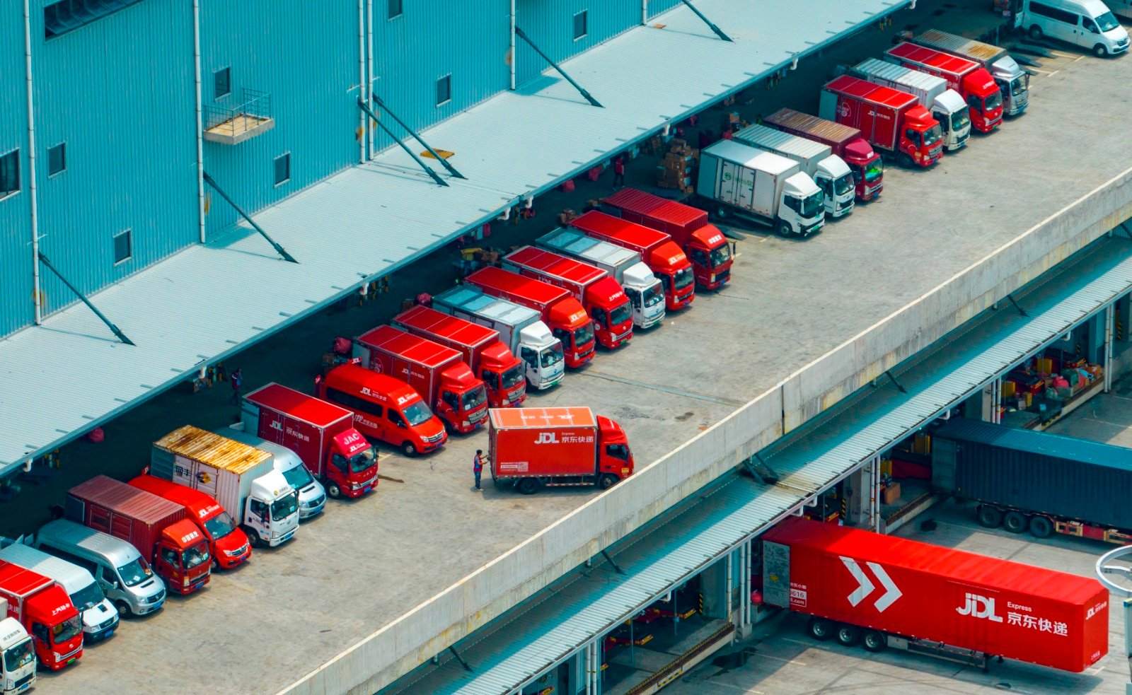 省昆山市京东数字产业园,亚洲一号物流园区,多辆快递物流货车整装待发