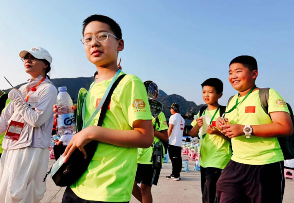 小队员们放松心情参加比赛.组委会供图