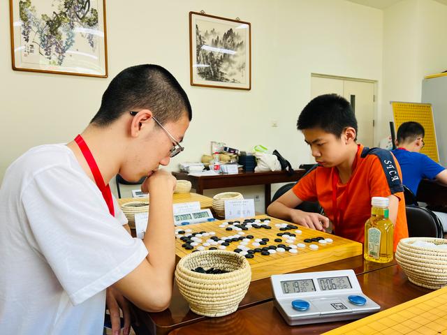 学生正在参与围棋比赛.受访者供图