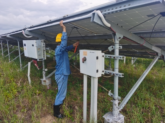 台风登陆前,位于海南的华能东方光伏电站运维人员正在检查光伏组件