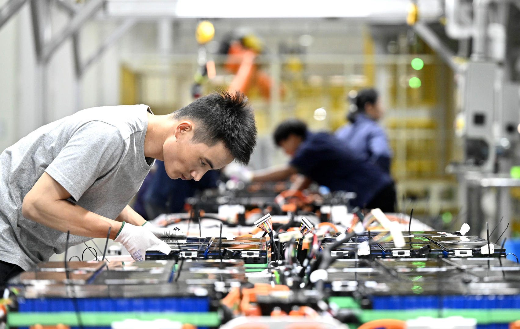 ↑2023年5月，工人在新能源汽车电池包生产线上忙碌。图据视觉中国