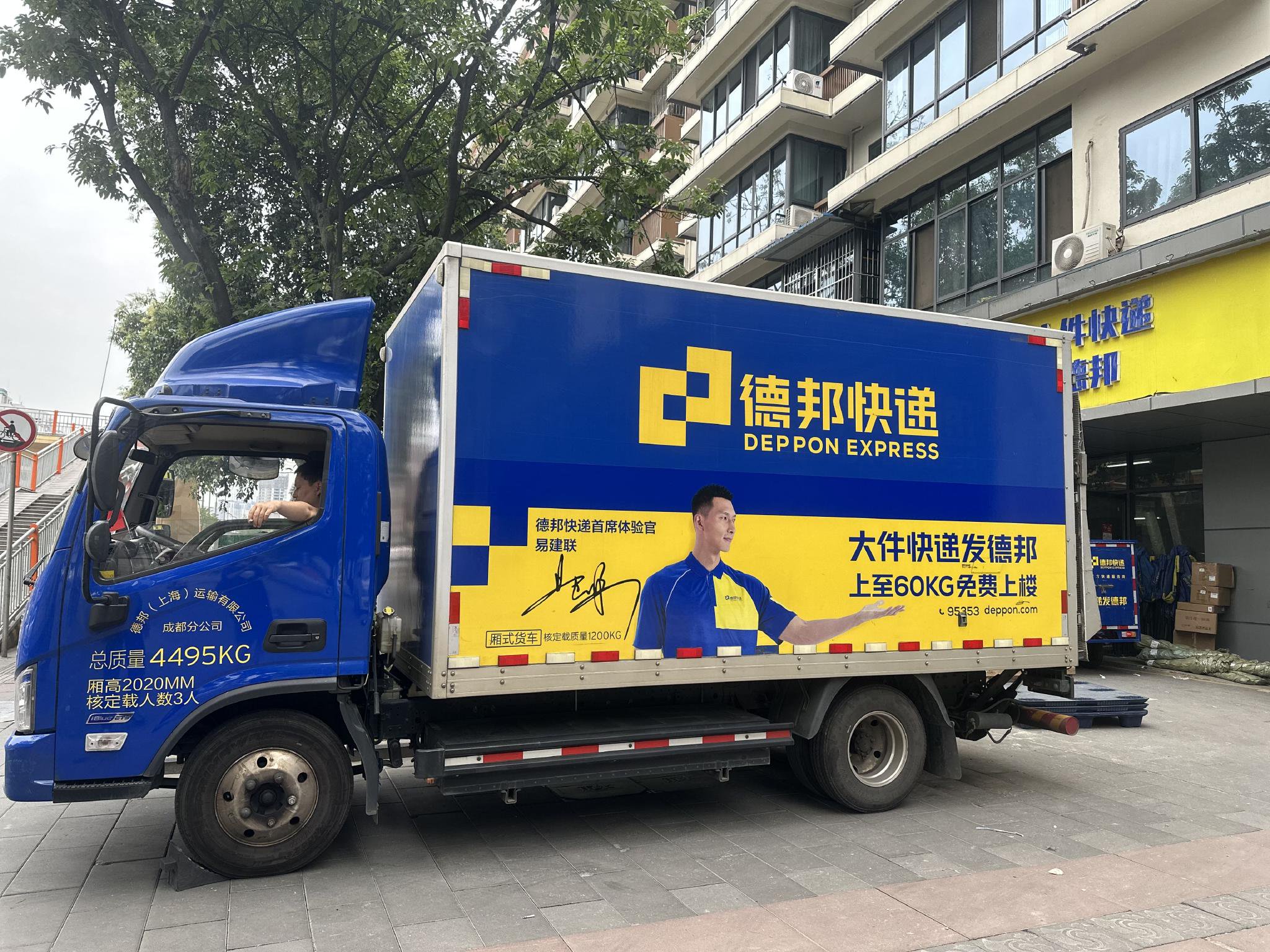 德邦物流货车 图片来源:每经记者 刘雪梅 摄