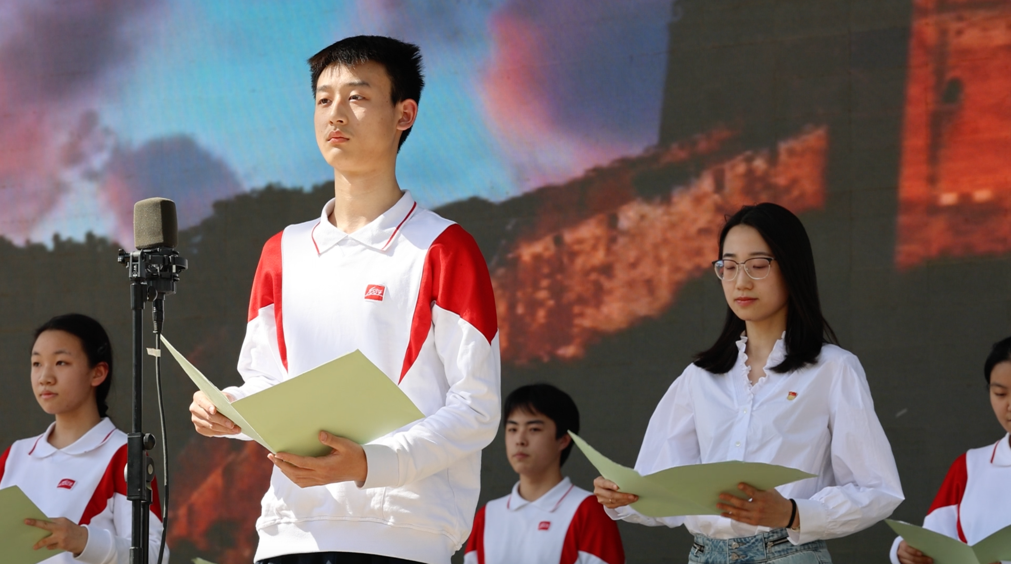 北京市第一六六中学,高一(8)班同学朗诵原创诗歌《少年行》.