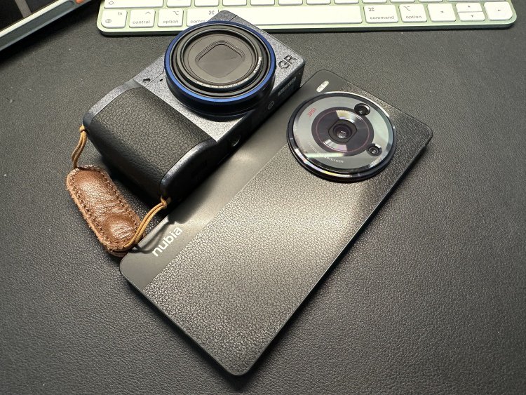 本轮参赛的两名选手 理光GR3X VS 努比亚Z50S Pro 图源：品玩 LU摄