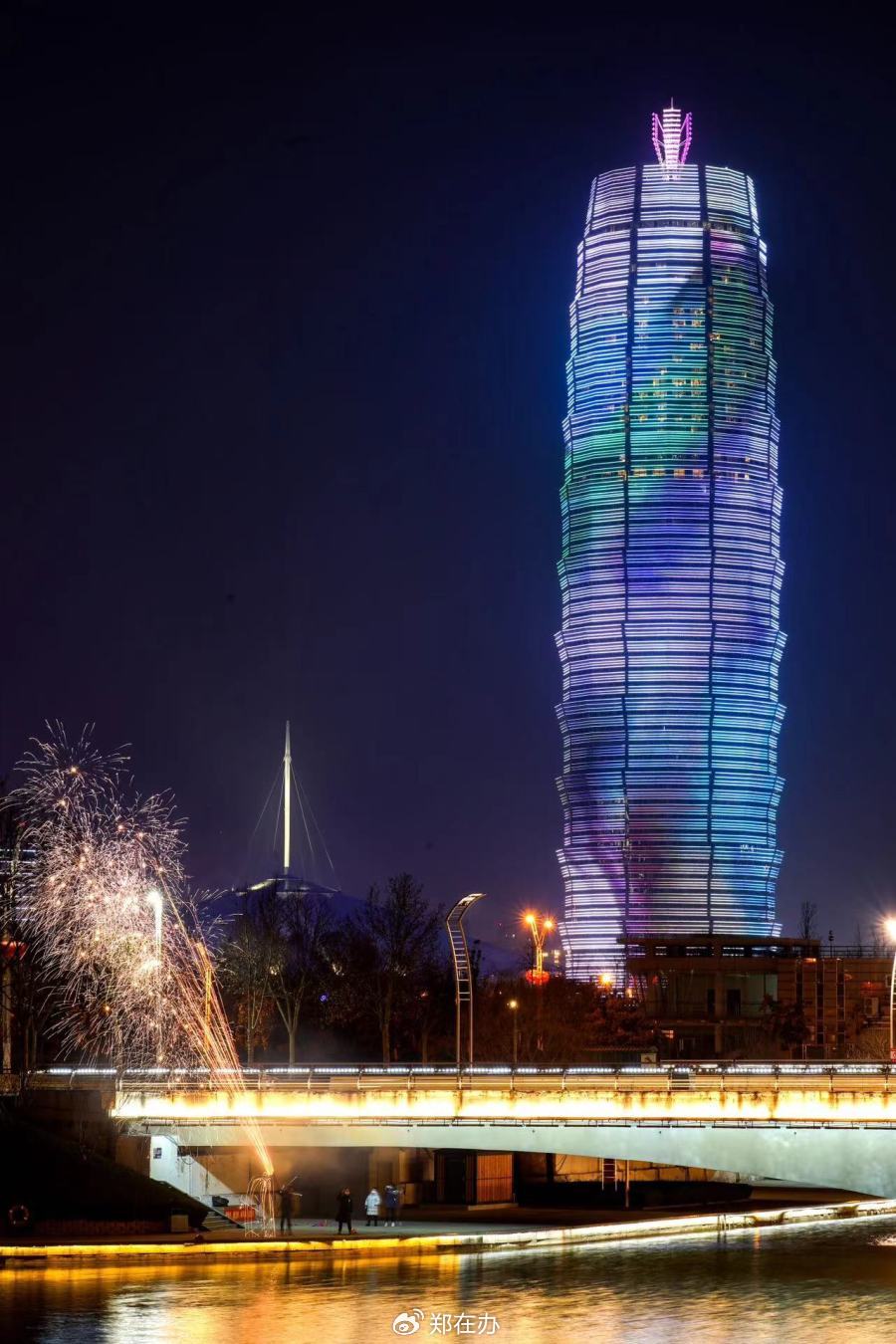 夜晚的大玉米 马健 摄