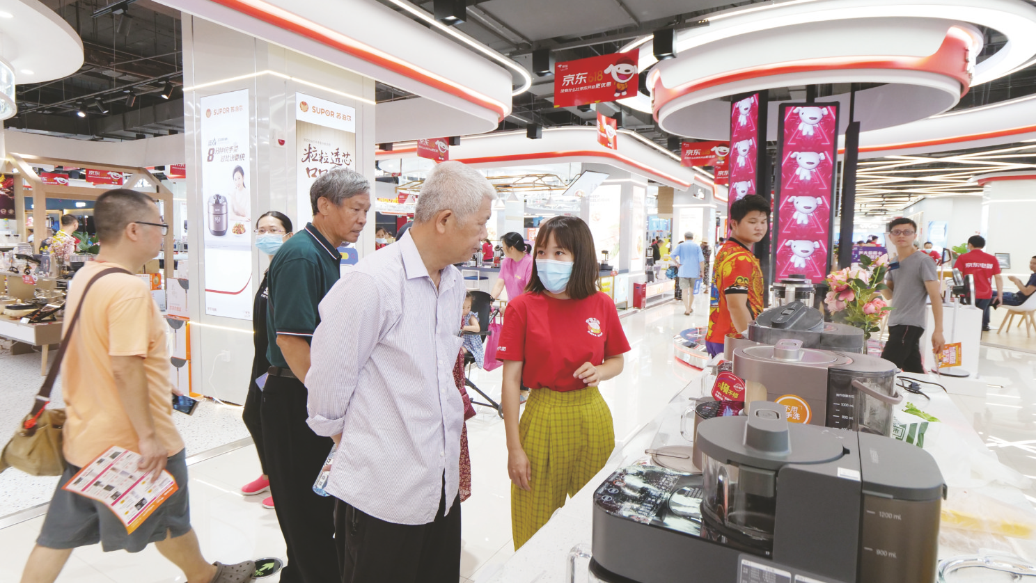     顾客在京东电器南宁城市旗舰店选购家电