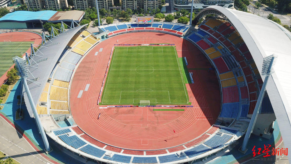 据介绍,位于双流体育中心西区的田径场馆7月6日完成了清洗作业,这片