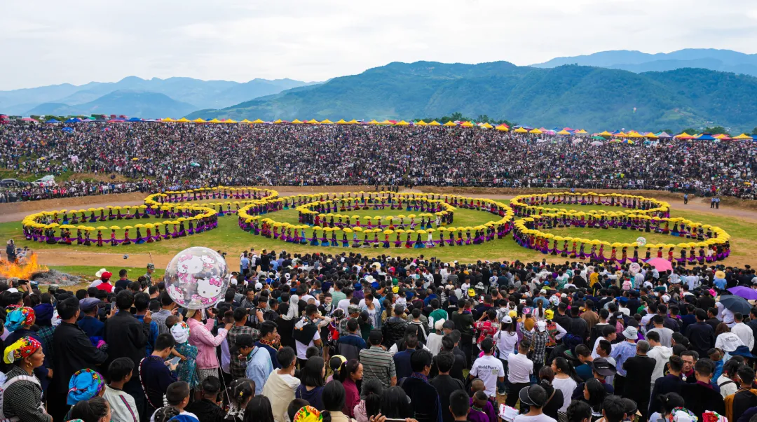 选美斗牛斗羊凉山彝族火把节第一把火在普格县点燃