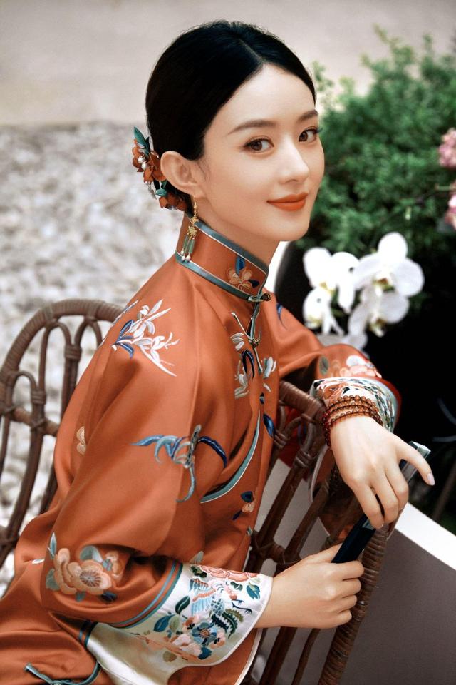 赵丽颖工作室晒出一旗袍美照,照片中赵丽颖一身橘色明艳又温柔,中式