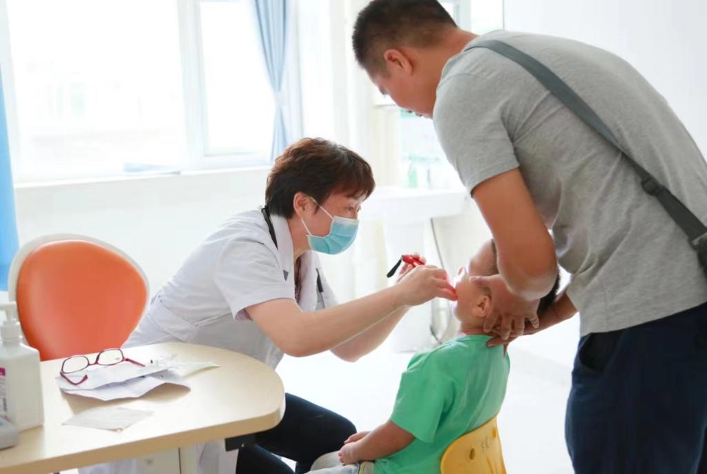 北京儿童医院血液肿瘤科主任郑胡镛在保定出诊.(受访者供图)