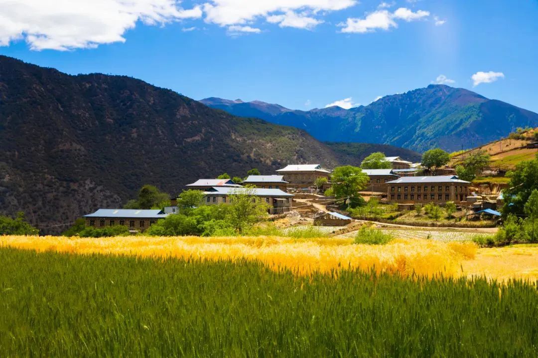 木里县地处青藏高原东南角,藏语意为"美丽,辽阔,深远".