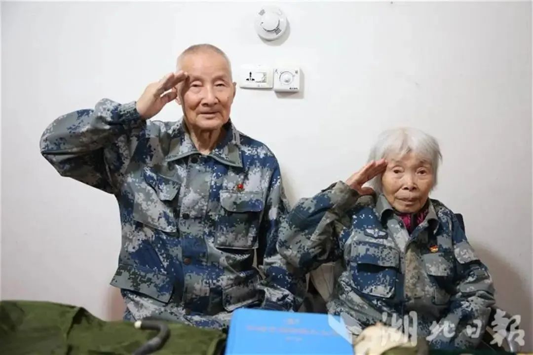 马旭(右)和老伴颜学庸(左)