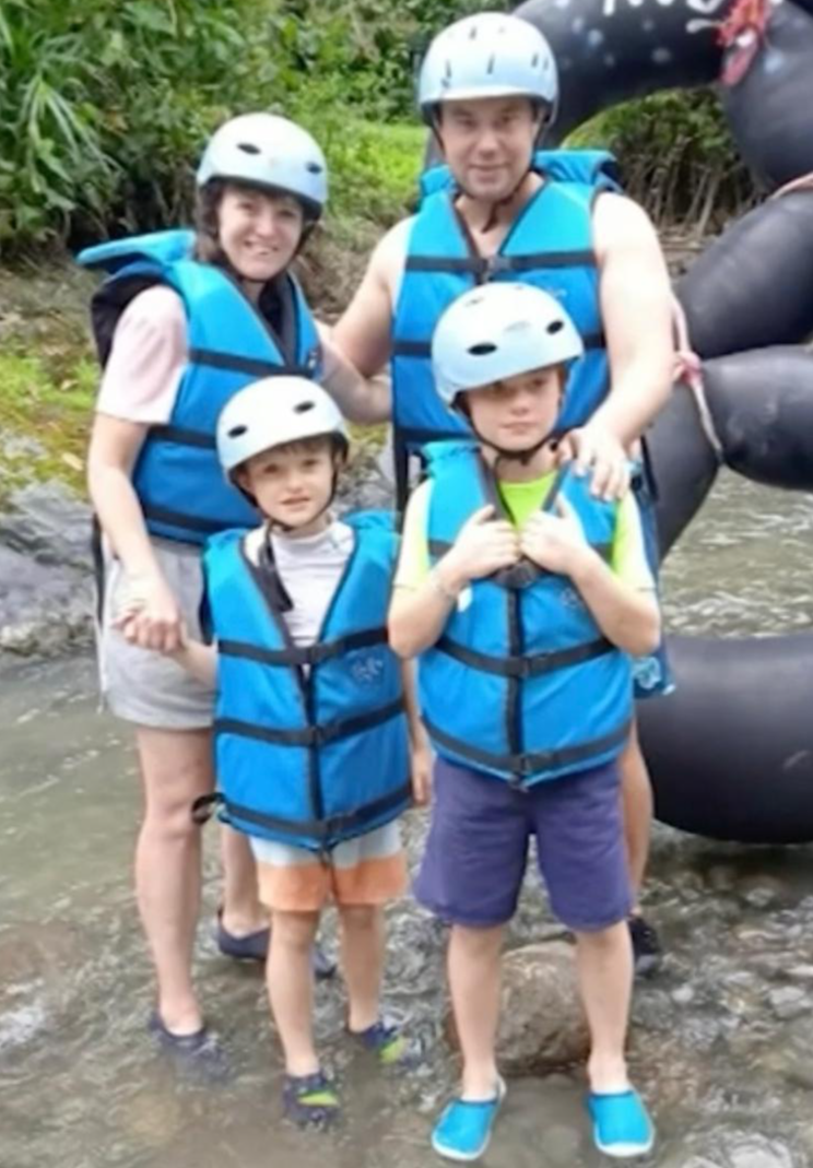 ▲阿克塞尔及父母、弟弟