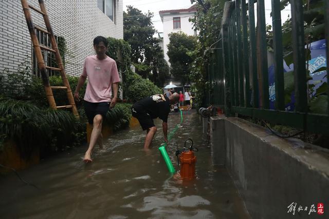 调来水泵不间断排水。