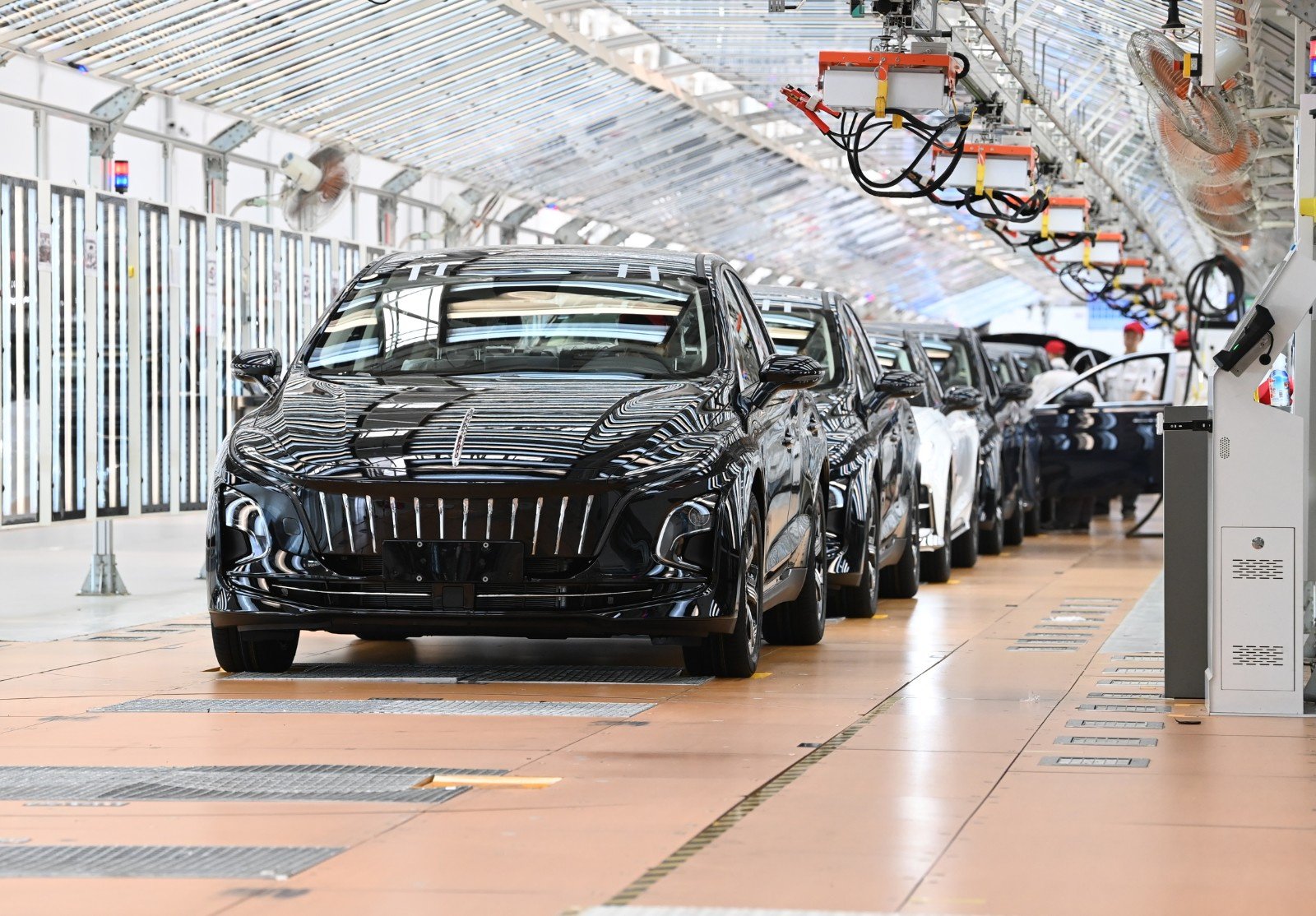 图为在位于吉林长春的中国一汽红旗制造中心繁荣厂区,工人在车辆终检