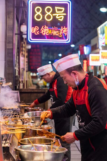 烧烤师傅在烤串 周荻潇 摄