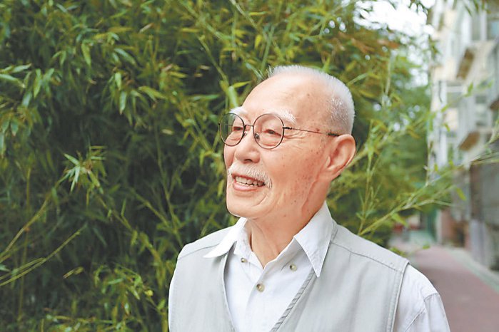 89岁的表演艺术家张勇手. 本报记者 王金跃摄