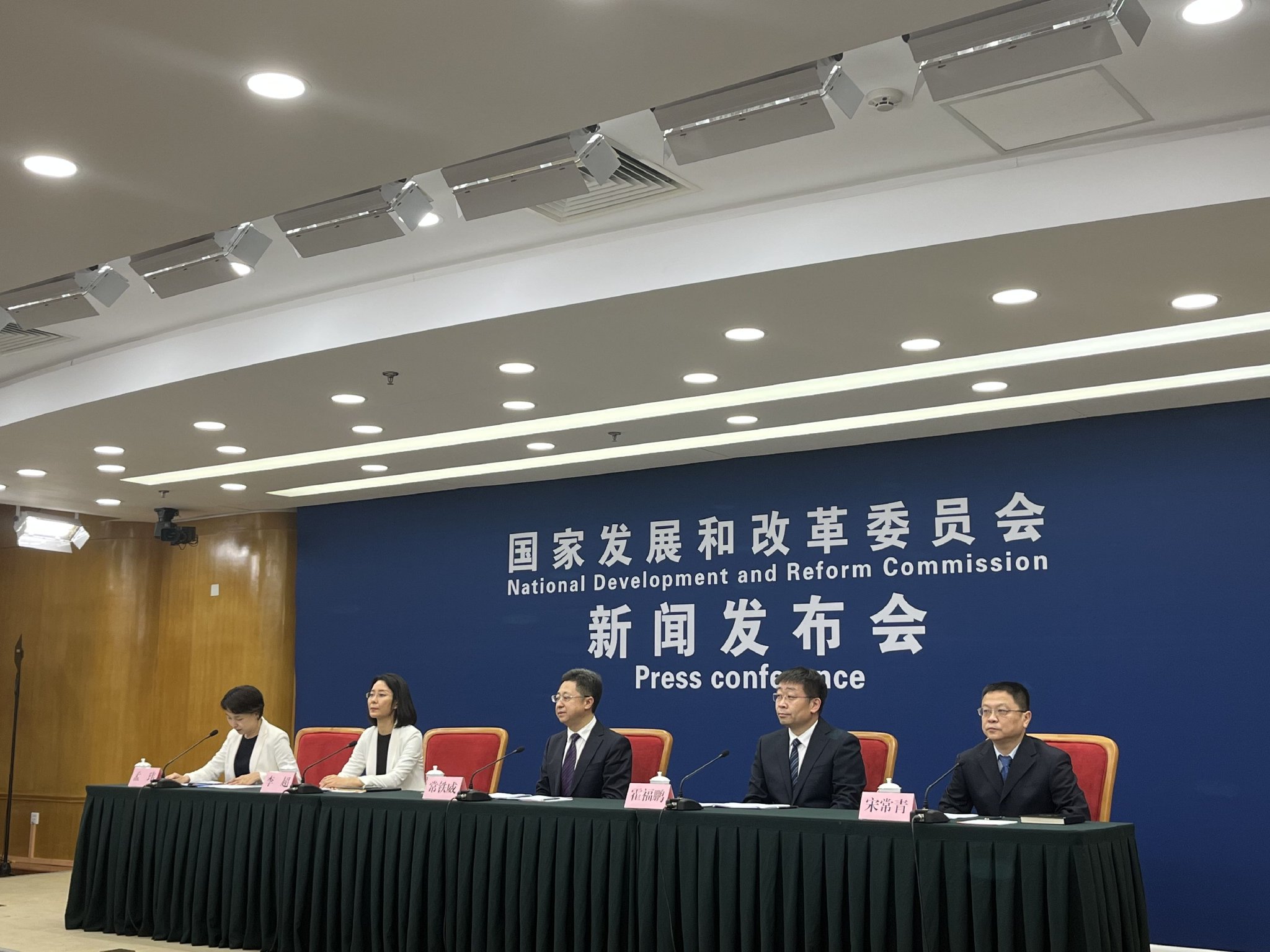 7月21日上午,国家发展改革委召开专题新闻发布会,介绍了促进汽车,电子