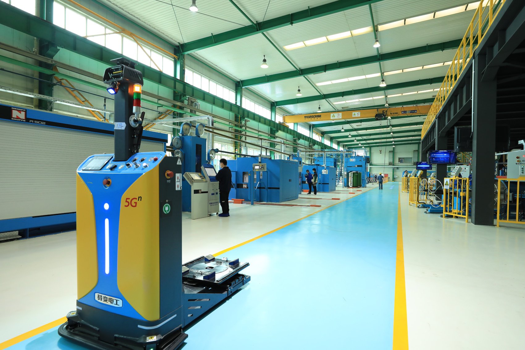 特变电工德缆公司5g数字化布电线车间agv小车助力生产.王斌 摄