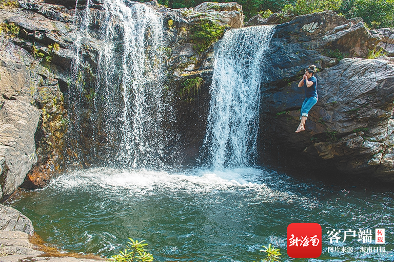 陵水黎族自治县大里瀑布成了游客夏日戏水打卡点.