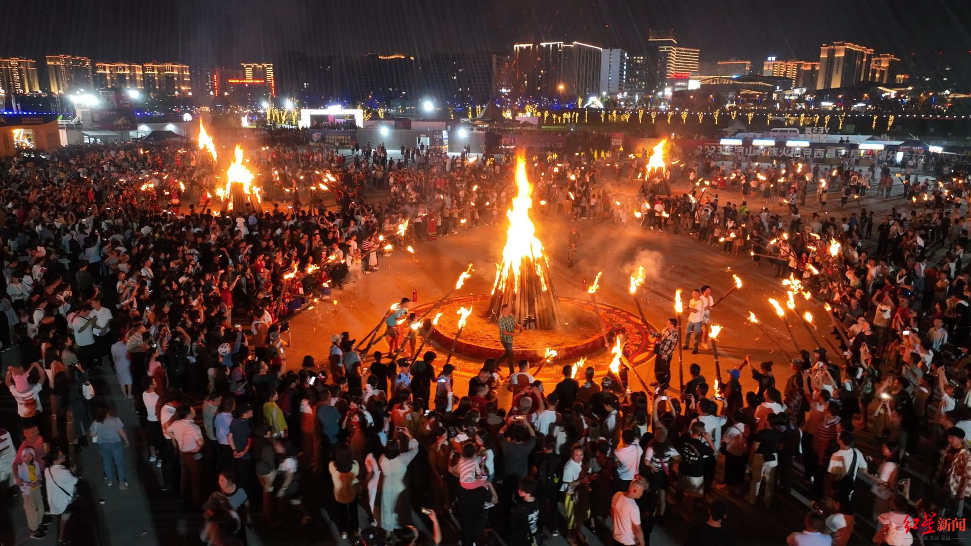 西昌点燃第八届凉山彝族火把节西昌火把月活动第一把火千人围篝火跳达