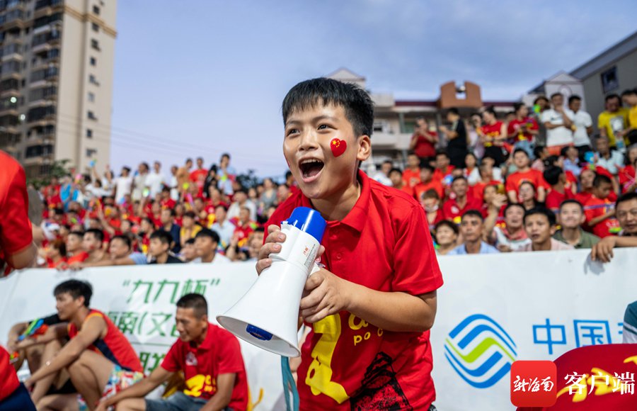 小小啦啦队敲锣呐喊为球员加油助力.记者 刘洋摄