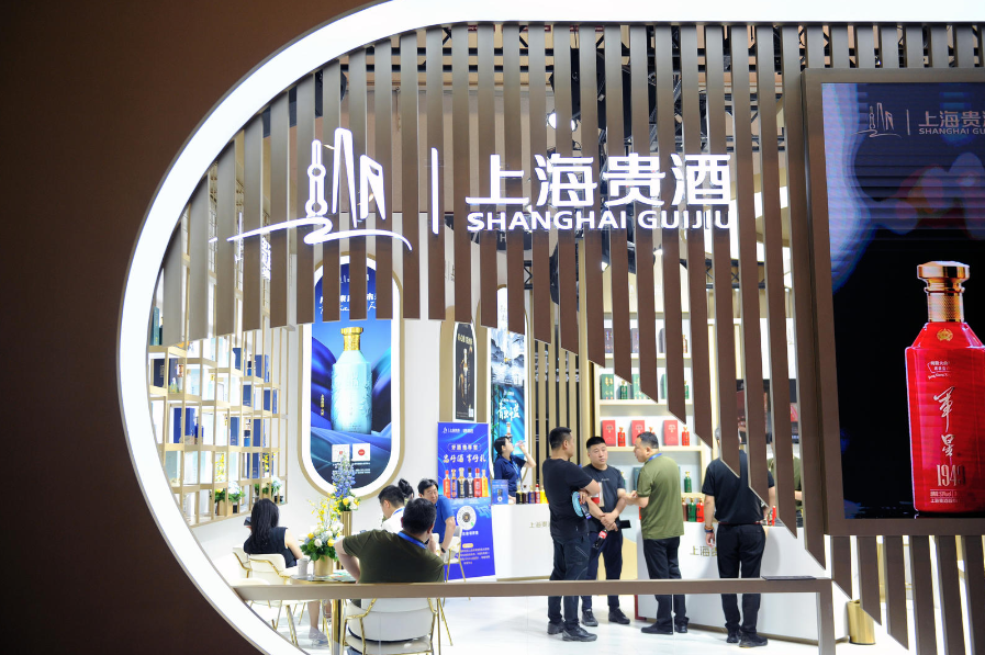 7月6日,青岛,中酒展的上海贵酒展台.资料图 据视觉中国