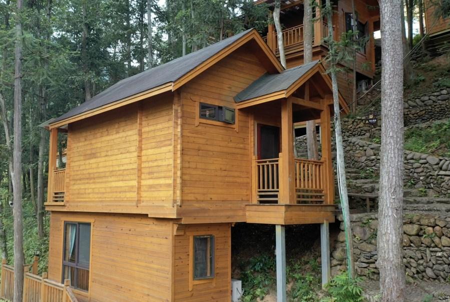 图为武宁县罗坪镇长水村悦山居民宿的林间木屋.新华社记者郭杰文 摄