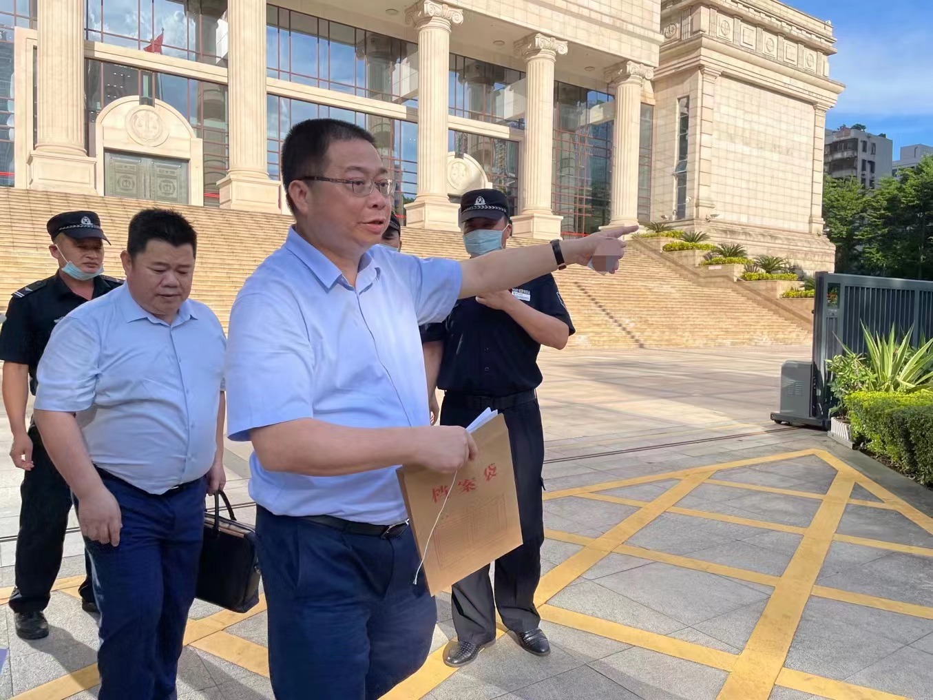 姚振华现身广东省高院,图源:时代周报记者摄