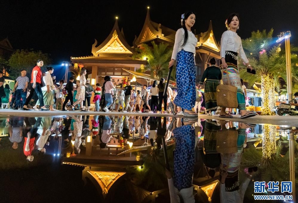 身着少数民族服饰的游客在云南芒市傣族古镇内游玩.