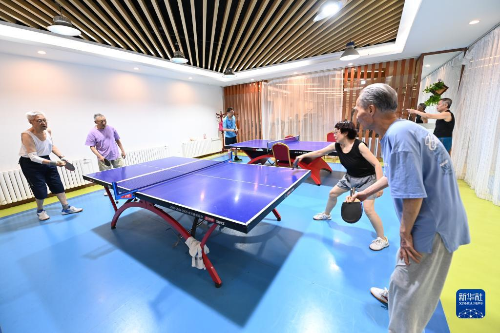河北廊坊三河市燕达金色年华健康养护中心入住老人在娱乐室打乒乓球(7