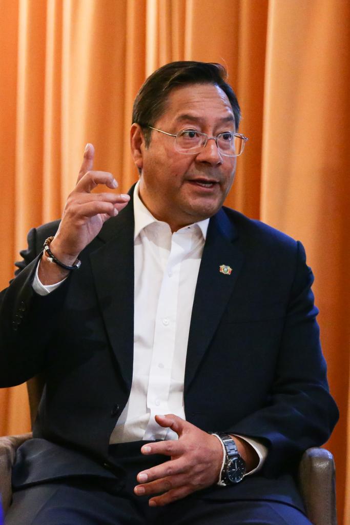 7月17日,玻利维亚总统阿尔塞在比利时布鲁塞尔接受新华社记者专访.