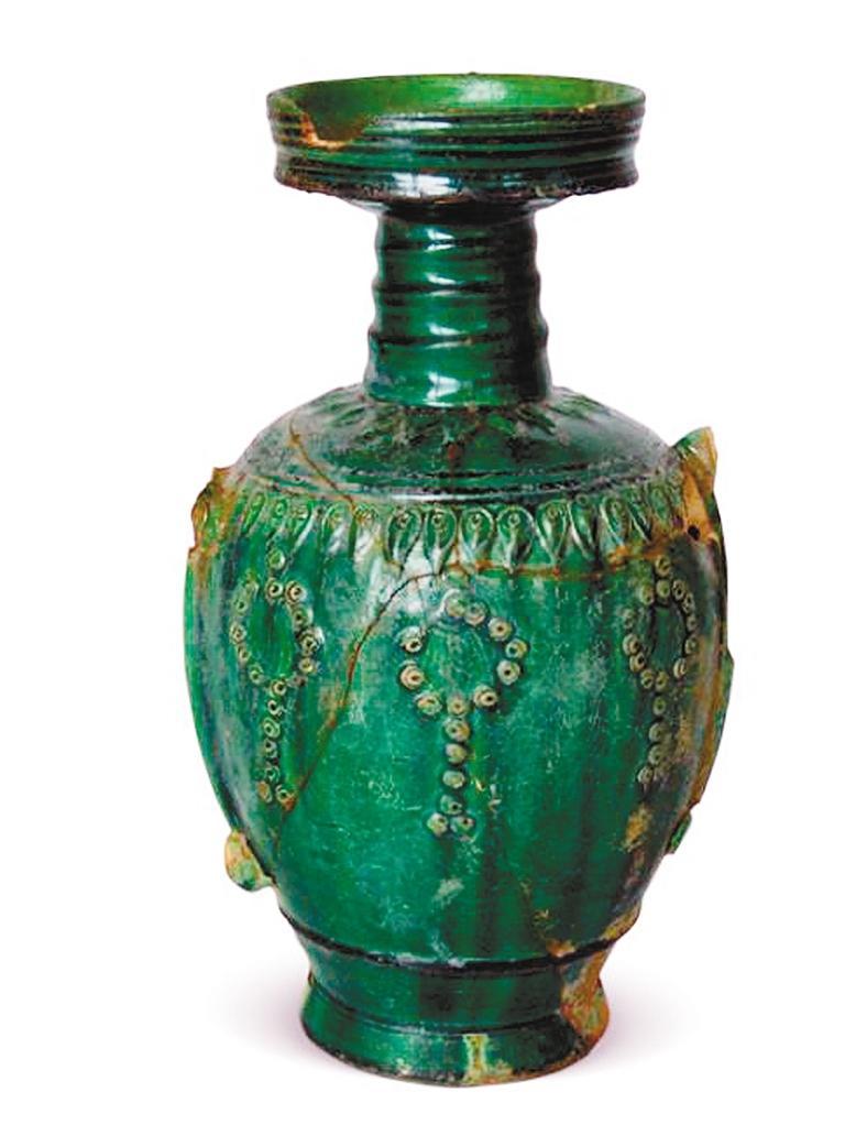 辽代绿釉贴花璎珞纹盘口穿带瓶