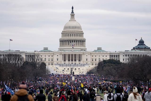 这是2021年1月6日在美国华盛顿拍摄的特朗普的支持者在国会前参加示威游行的资料照片。新华社记者刘杰摄