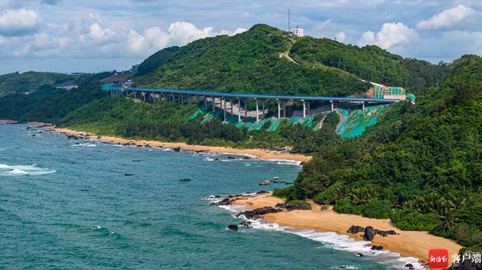 资料图:海南环岛旅游公路万宁正门岭大桥段,山与海在此交汇.
