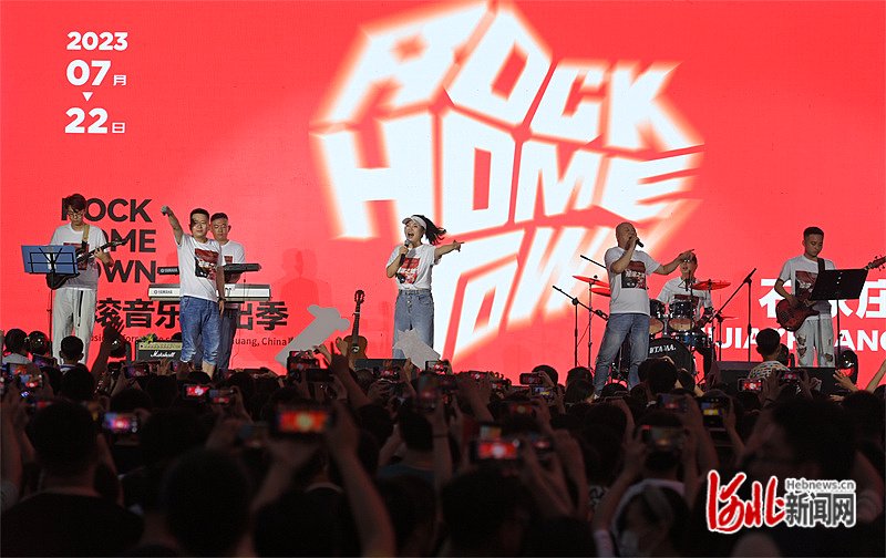 7月22日晚,在石家庄万象城西北广场,0311乐队用激情的歌声,点燃全场