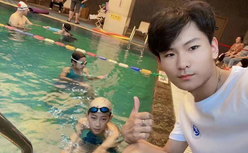 ▲谷佳儒曾找到一份游泳馆救生员工作