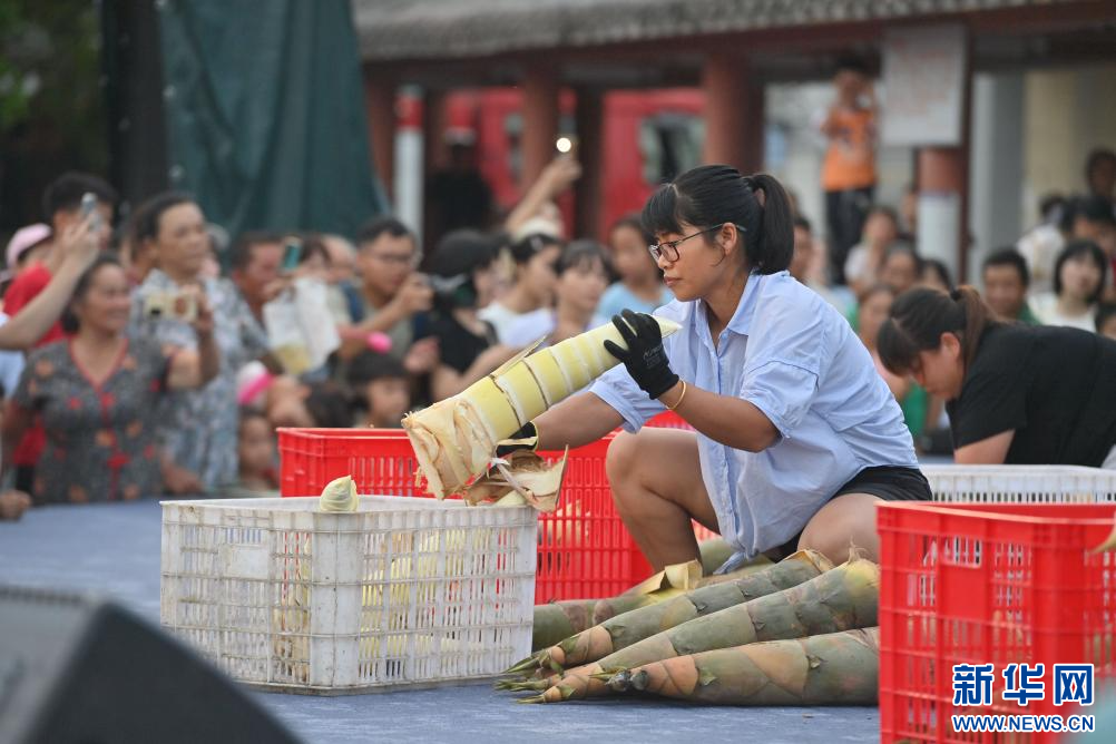 7月21日,在柳州市柳城县"笋王"争霸赛现场,参赛选手比拼剥笋技能.