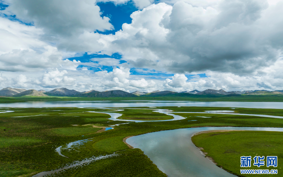 在西藏昌都市丁青县拍摄的布托湖景色(无人机照片).新华网旦增努布摄