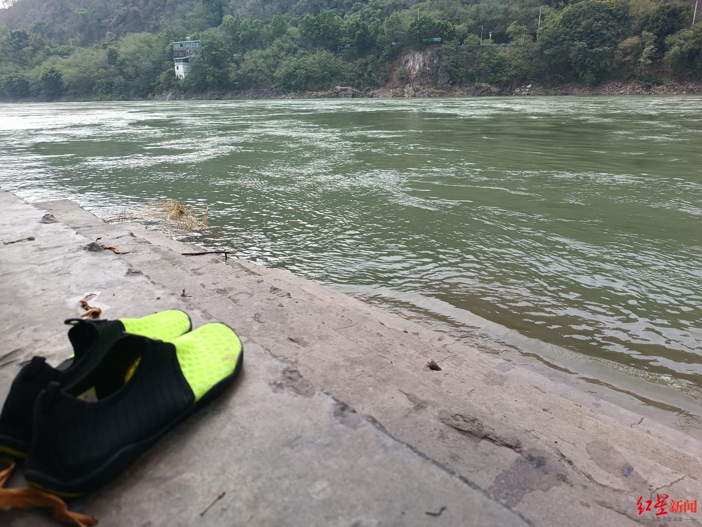 ▲7月21日，记者探访程树珲下水地点，他的鞋仍留在江边