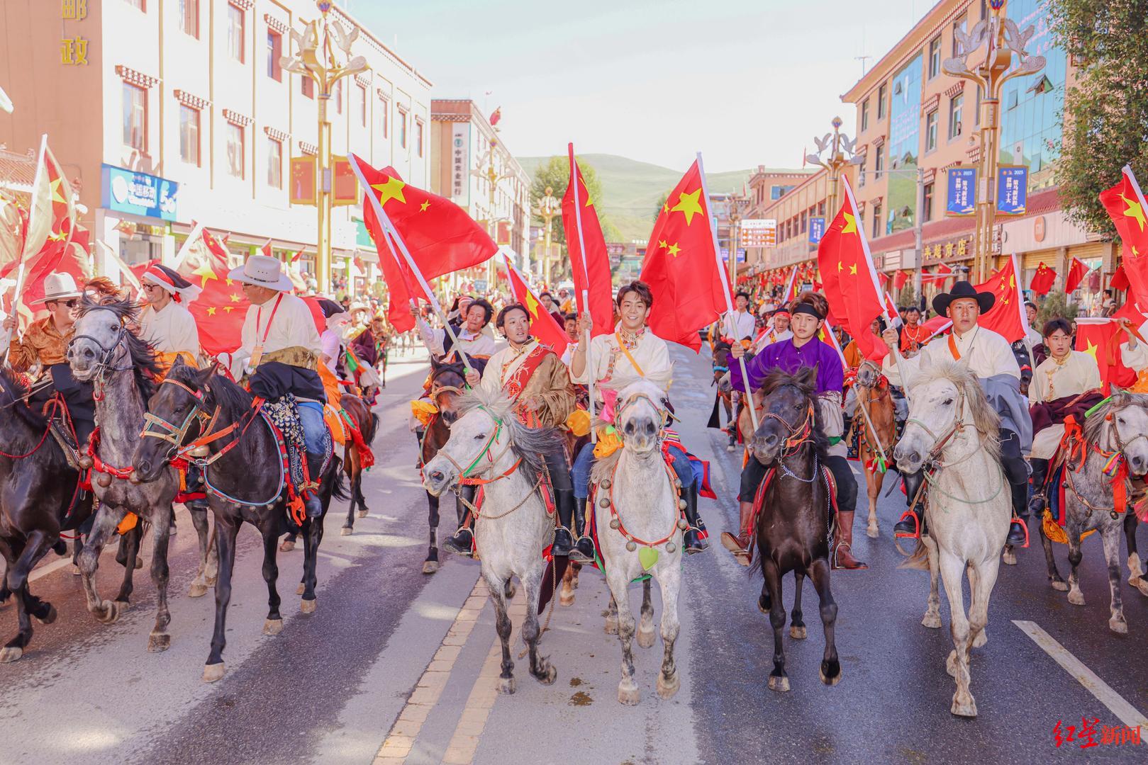 甘孜理塘赛马会马队巡游开启,当地赛马会已有400年历史|丁真_新浪科技