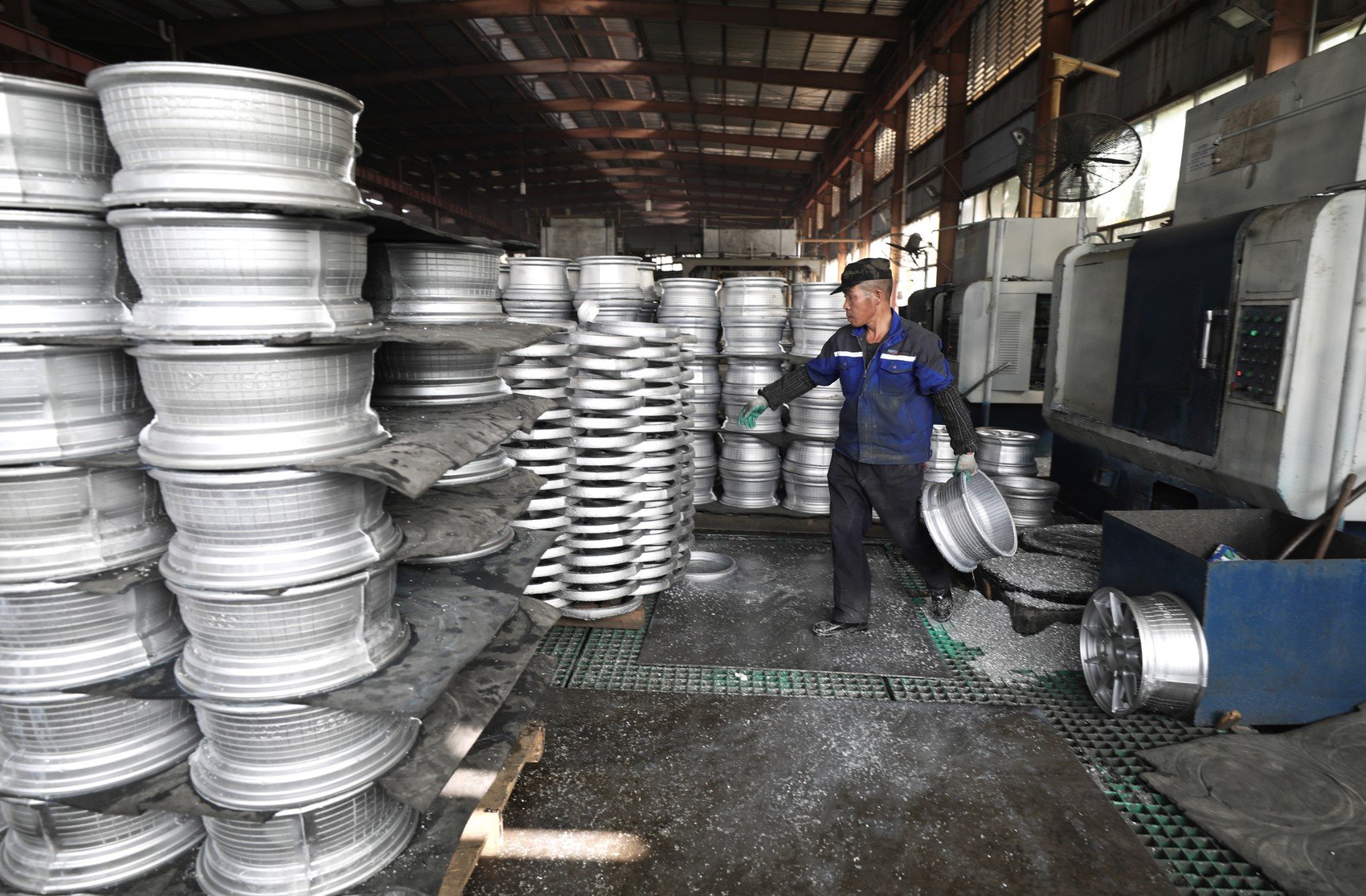 广元市安驭铝合金车轮有限公司生产车间,工人正在制作铝合金轮毂.