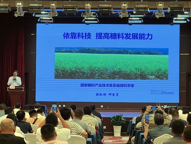 专家进行专题讲座（7月20日摄）。云南省农业科学院供图