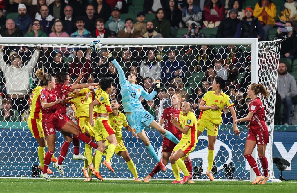 7月22日,中国队门将徐欢(中)在比赛中扑救.新华社发