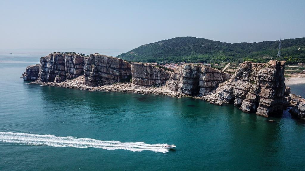 鸟瞰长岛大黑山岛的龙爪山(无人机照片).新华社记者朱峥 摄
