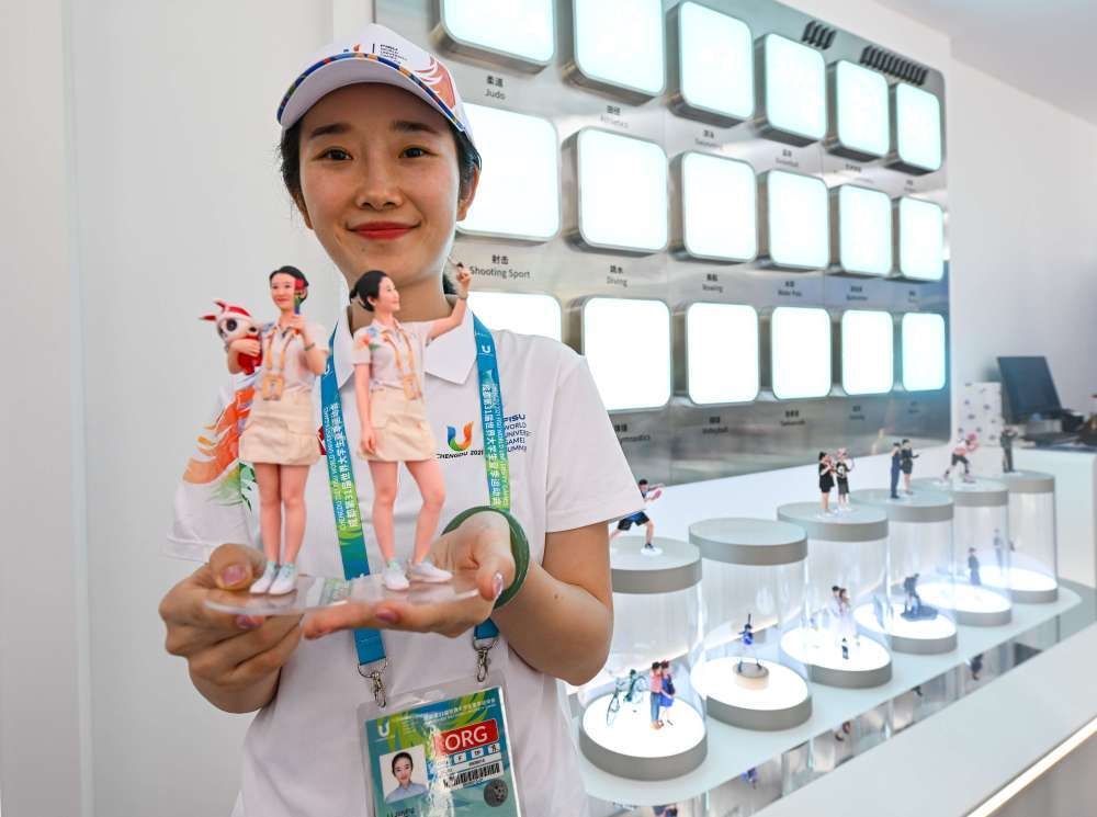 工作人员展示以自己形象为原型的3d摄影真人手办