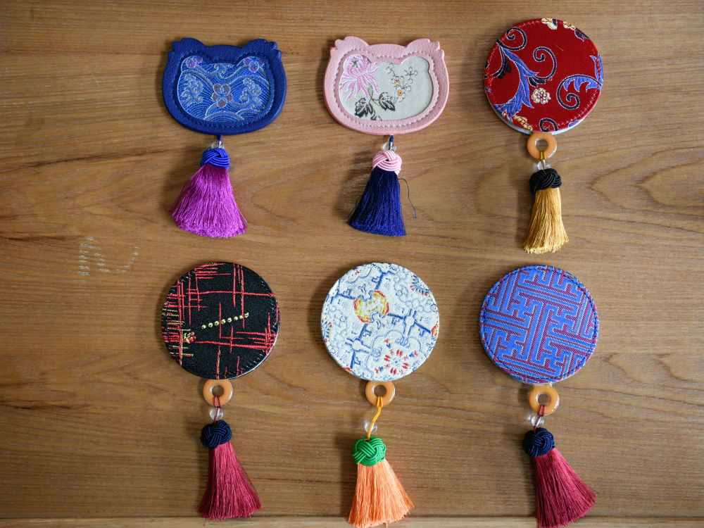 这是6月7日在成都古蜀蜀锦研究所拍摄的带有蜀锦元素的成都大运会文创