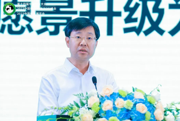 内蒙古优然牧业有限责任公司执行董事兼总裁袁军指出,优然牧业业务